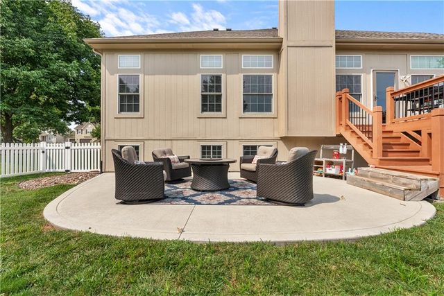 317 SW Bridlewood Court, Lee's Summit, MO 64081