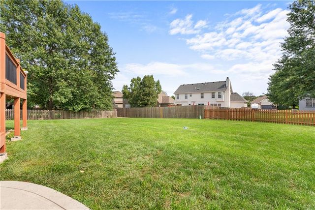 317 SW Bridlewood Court, Lee's Summit, MO 64081