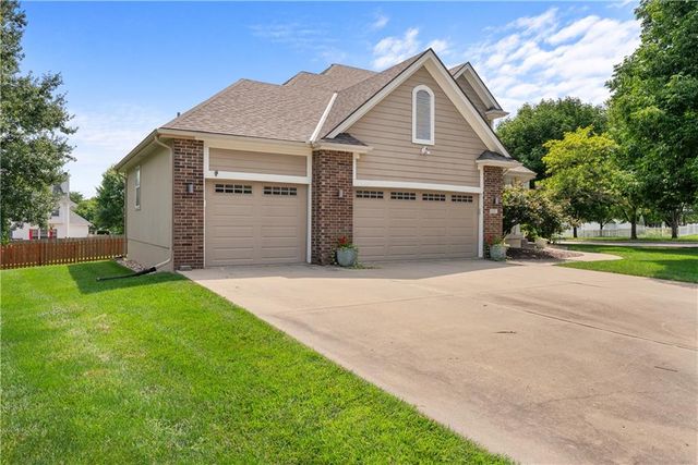 317 SW Bridlewood Court, Lee's Summit, MO 64081
