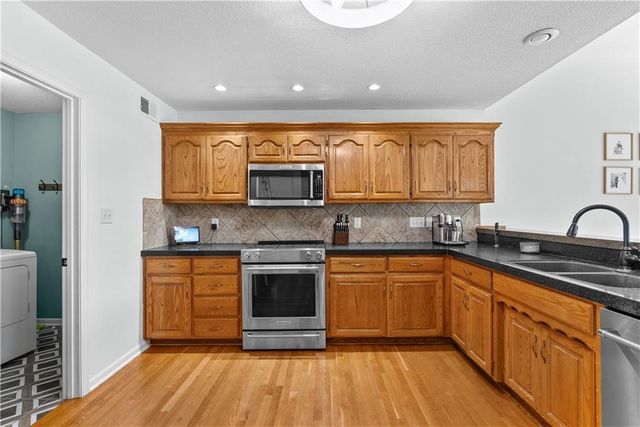 317 SW Bridlewood Court, Lee's Summit, MO 64081