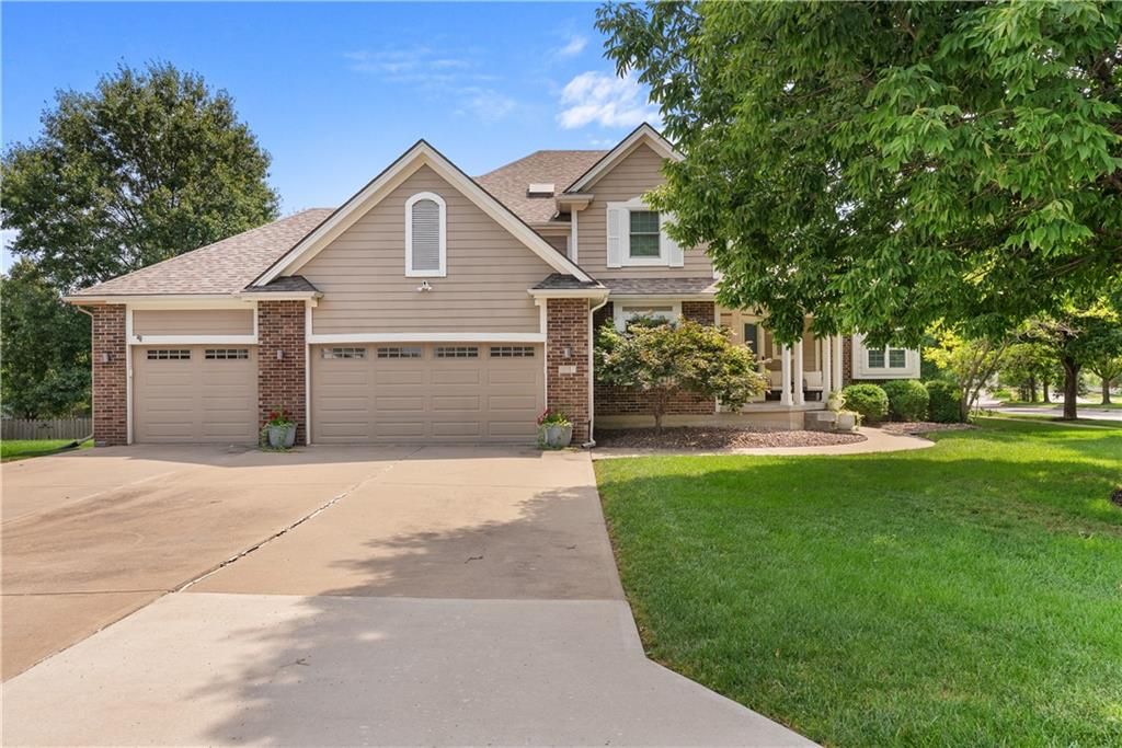 317 SW Bridlewood Court, Lee's Summit, MO 64081