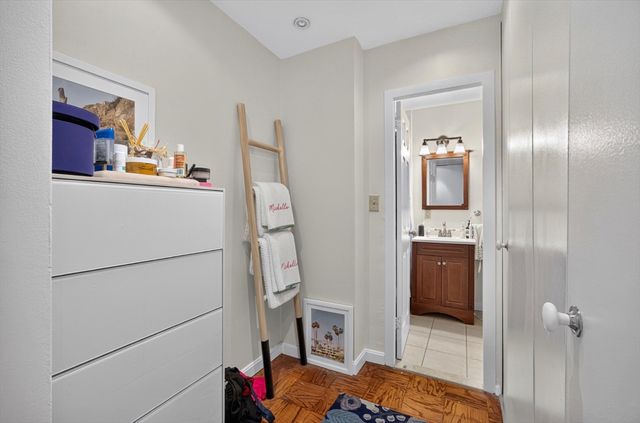 2 Hawthorne Place 17G, Boston, MA 02114