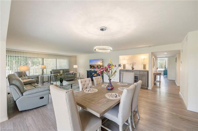 425 Wildwood LN, Naples, FL 34105