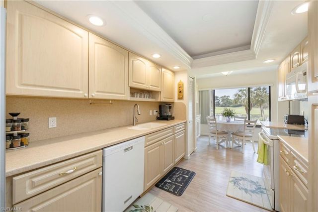 425 Wildwood LN, Naples, FL 34105