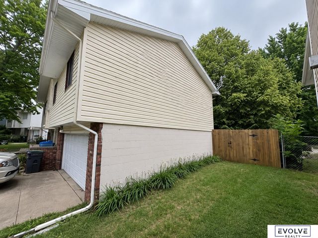 6157 NW 9Th Street, Lincoln, NE 68521