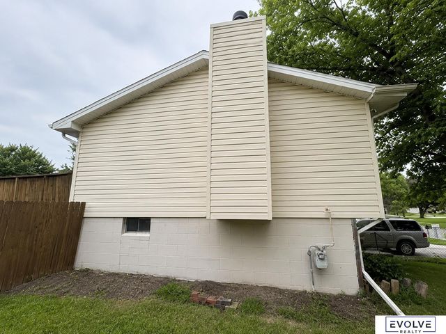 6157 NW 9Th Street, Lincoln, NE 68521