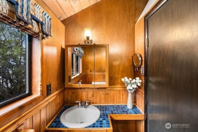 595 Race Road, Coupeville, WA 98239