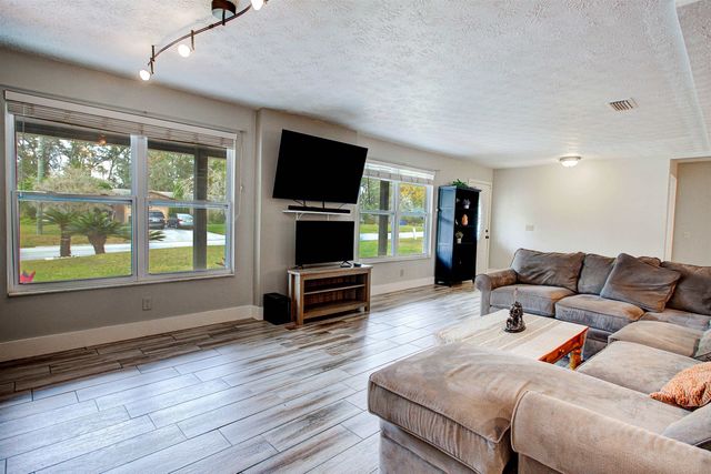 4504 Wilderness Ln N, Jacksonville, FL 32258