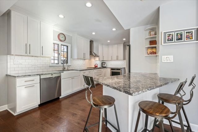 909 Locust Road, Wilmette, IL 60091