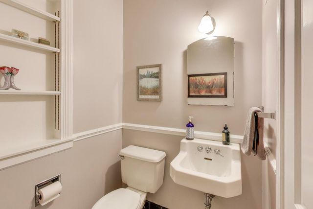 909 Locust Road, Wilmette, IL 60091