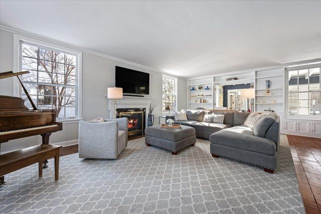 909 Locust Road, Wilmette, IL 60091