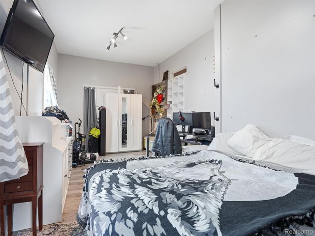 18110 Oak Avenue, Eastpointe, MI 48021