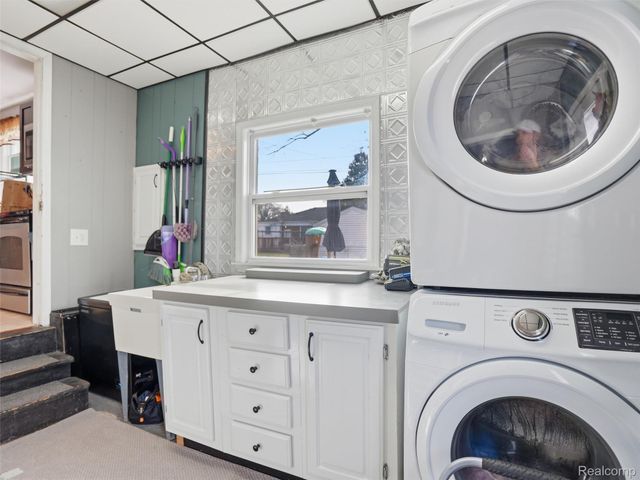 18110 Oak Avenue, Eastpointe, MI 48021