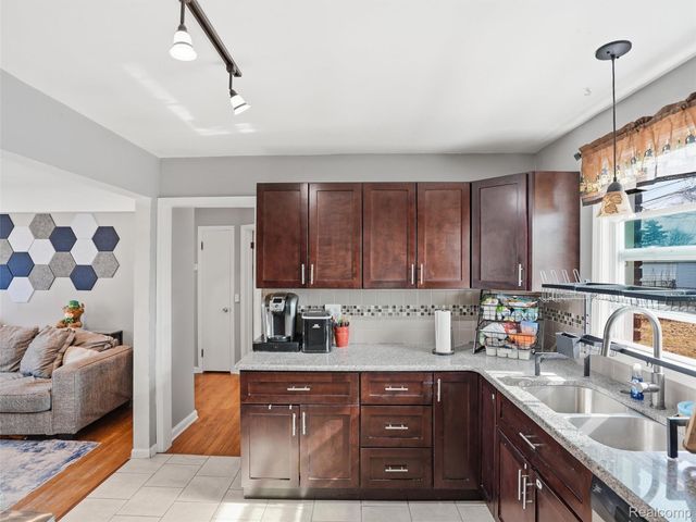 18110 Oak Avenue, Eastpointe, MI 48021