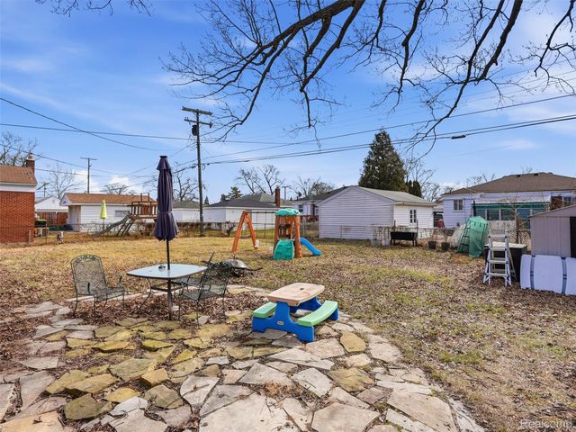 18110 Oak Avenue, Eastpointe, MI 48021