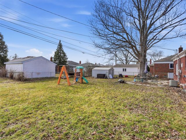 18110 Oak Avenue, Eastpointe, MI 48021