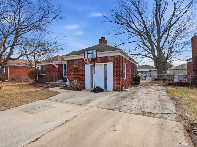 18110 Oak Avenue, Eastpointe, MI 48021