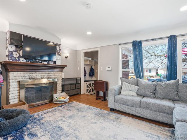 18110 Oak Avenue, Eastpointe, MI 48021