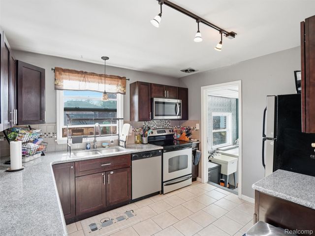 18110 Oak Avenue, Eastpointe, MI 48021