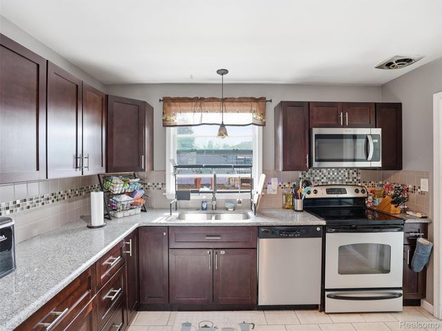 18110 Oak Avenue, Eastpointe, MI 48021