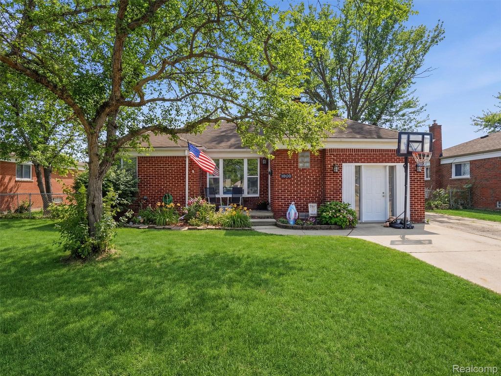 18110 Oak Avenue, Eastpointe, MI 48021