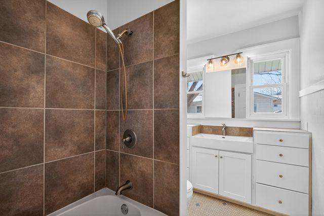 821 Douglas Avenue, Des Moines, IA 50313