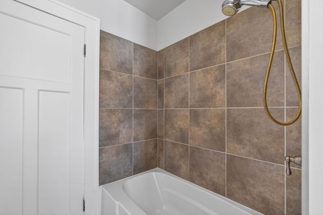 821 Douglas Avenue, Des Moines, IA 50313