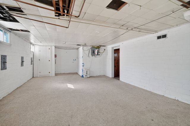 821 Douglas Avenue, Des Moines, IA 50313