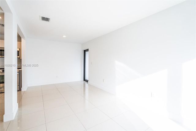 1985 Bay Dr 113, Miami Beach, FL 33141