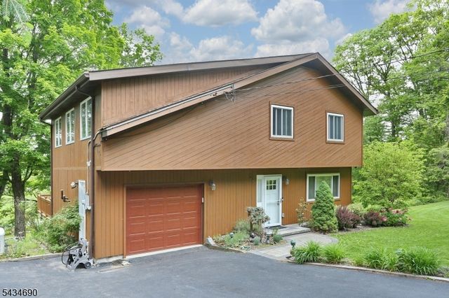64 Larchmont Dr, West Milford Twp., NJ 07421