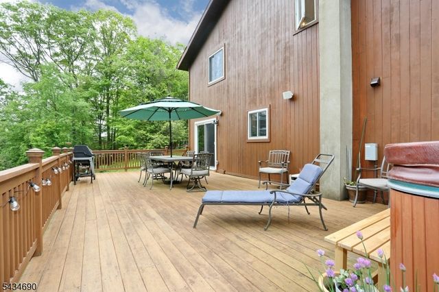 64 Larchmont Dr, West Milford Twp., NJ 07421