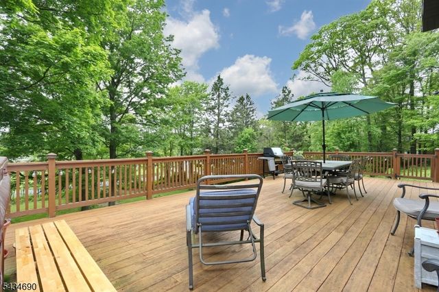64 Larchmont Dr, West Milford Twp., NJ 07421