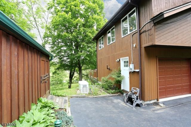 64 Larchmont Dr, West Milford Twp., NJ 07421