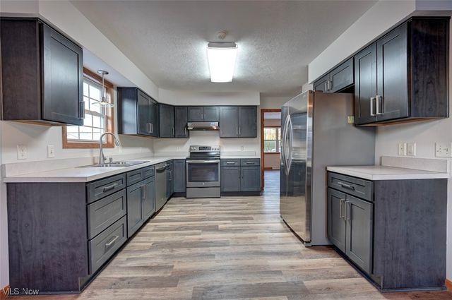 412 Taylor Drive SW, New Philadelphia, OH 44663