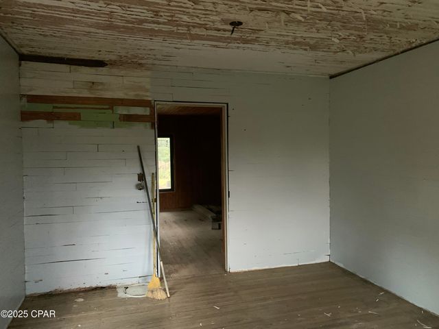 7010 Nobles Road, Grand Ridge, FL 32442