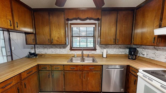1477 S County Road 9, Slocomb, AL 36375