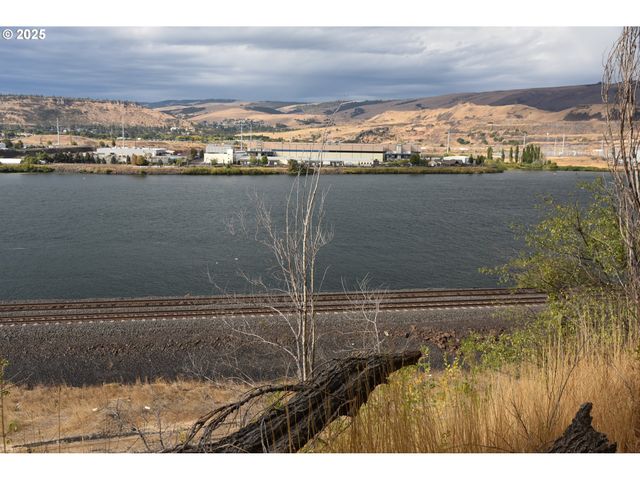 715 GARDEN Ln, Dallesport, WA 98617