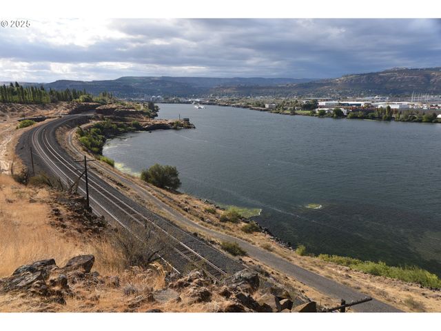 715 GARDEN Ln, Dallesport, WA 98617