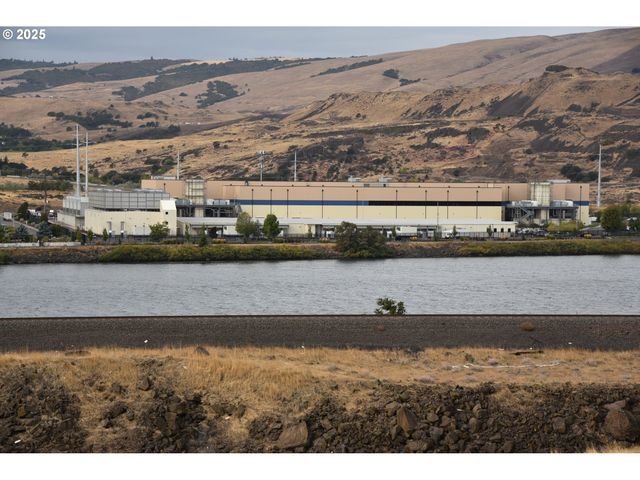 715 GARDEN Ln, Dallesport, WA 98617