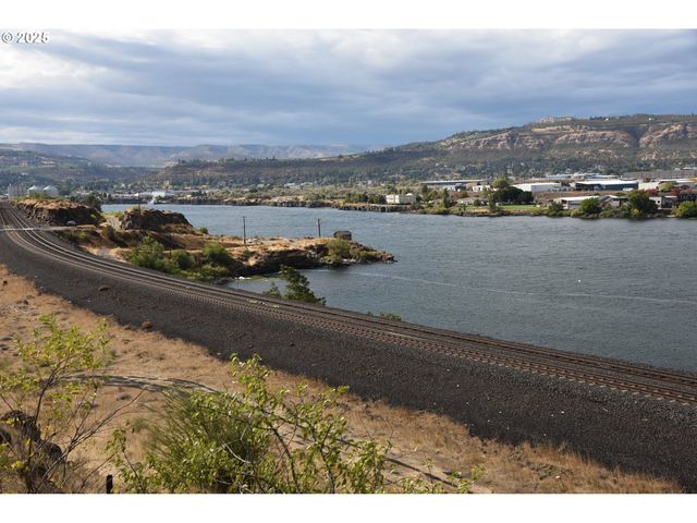 715 GARDEN Ln, Dallesport, WA 98617