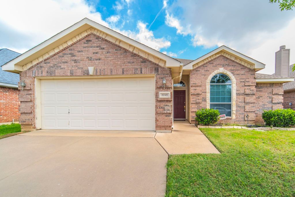 8249 Fall Crest Drive, Fort Worth, TX 76053
