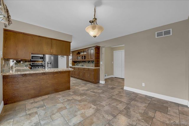 18676 Country Club Circle, Riverview, MI 48193