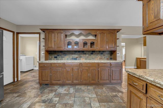 18676 Country Club Circle, Riverview, MI 48193