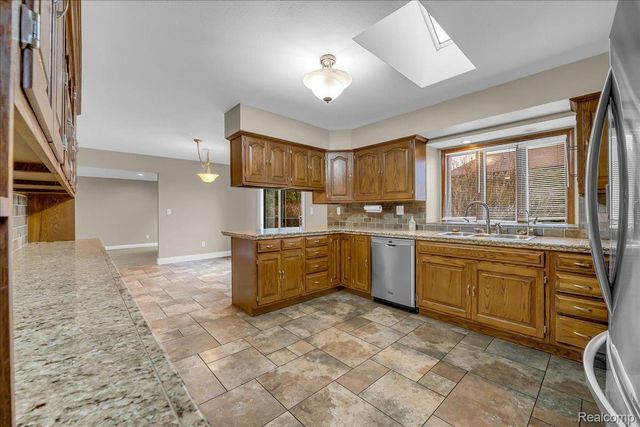 18676 Country Club Circle, Riverview, MI 48193