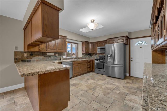 18676 Country Club Circle, Riverview, MI 48193