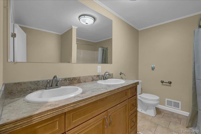 18676 Country Club Circle, Riverview, MI 48193