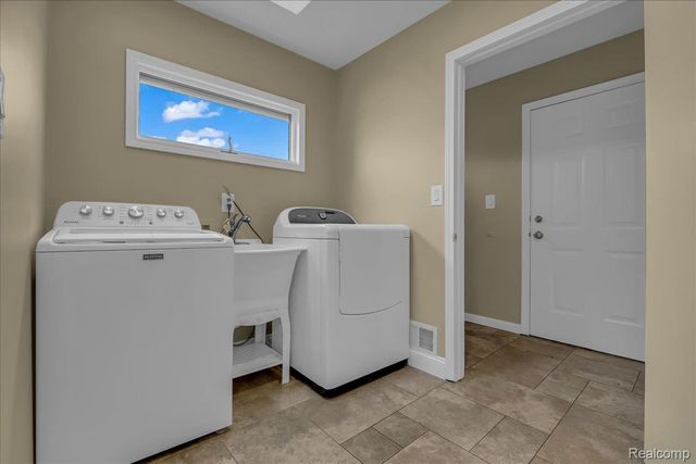 18676 Country Club Circle, Riverview, MI 48193