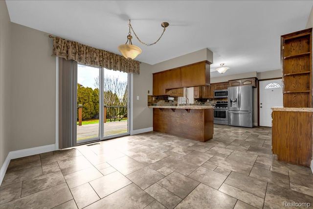 18676 Country Club Circle, Riverview, MI 48193