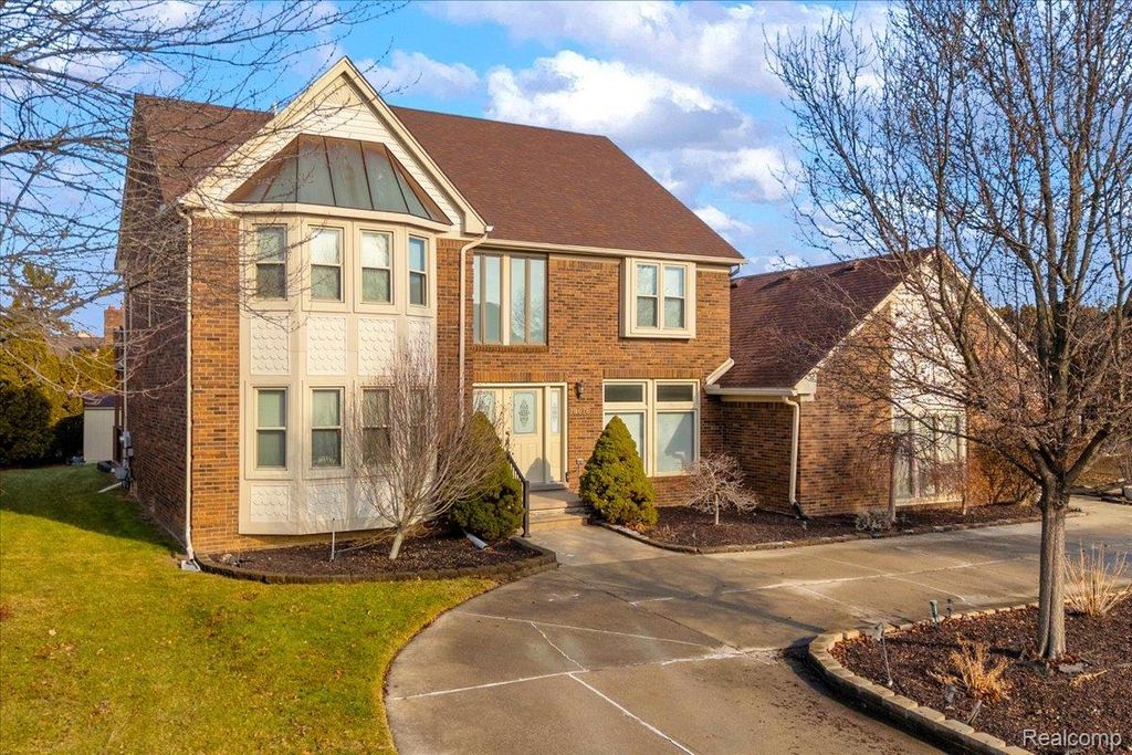 18676 Country Club Circle, Riverview, MI 48193