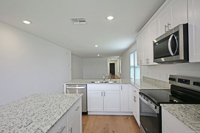 946 BLUEGRASS PT, New Braunfels, TX 78130